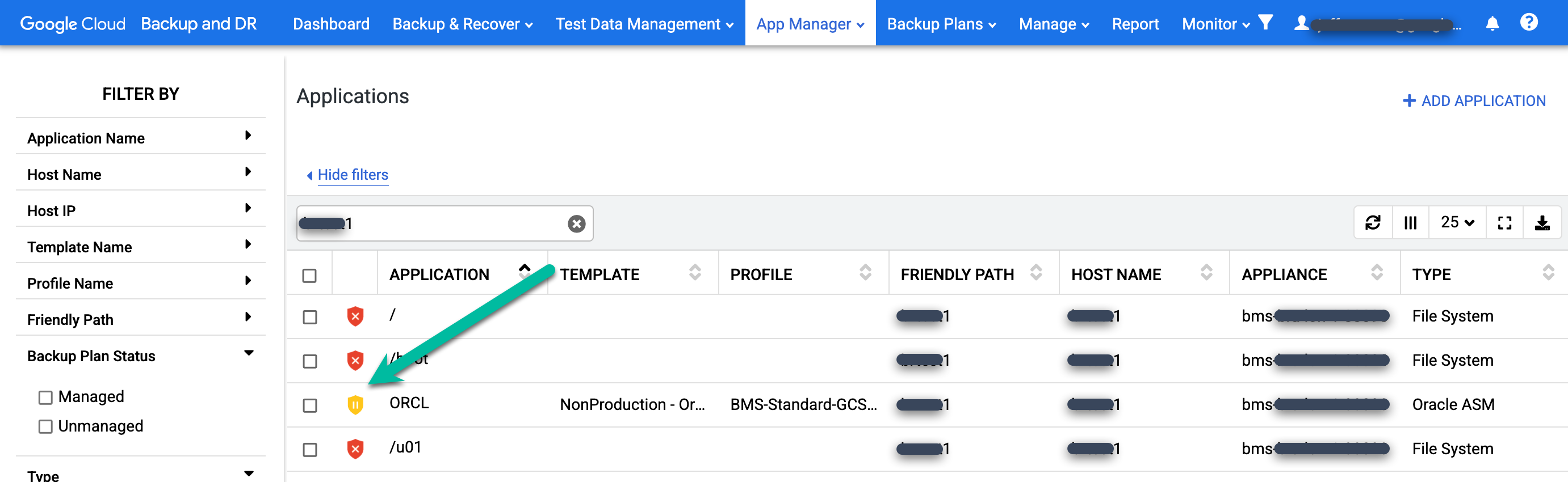 Halaman konsol pengelolaan pencadangan dan DR yang menunjukkan cara mengidentifikasi database yang dipulihkan dengan menemukan ikon berwarna kuning.