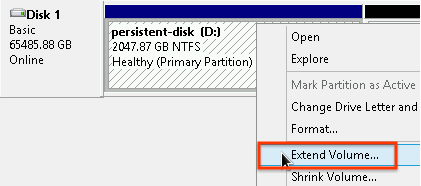 Clicando com o botão direito do rato na parte formatada do disco e selecionando a opção Extend Volume (Estender Volume).