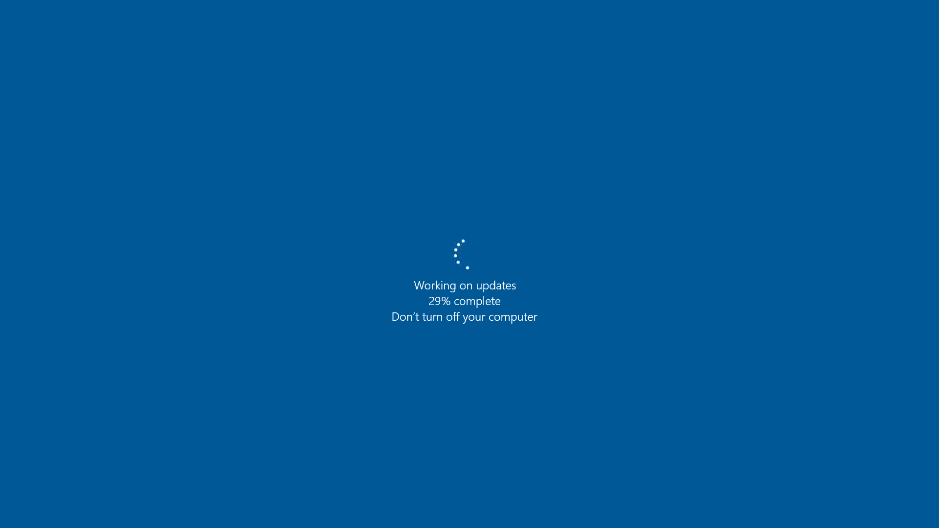 Windows Server 2016 Datacenter מבצע עדכונים.