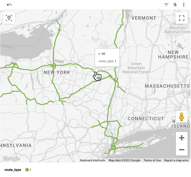 Un mapa de Google muestra las autopistas interestatales del estado de Nueva York con una descripción emergente que identifica la carretera seleccionada como I-90, route_type: I (tipo_carretera: I).