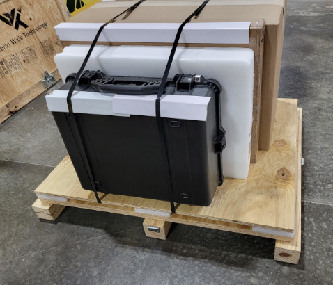 Caja de envío diseñada para el transporte seguro del dispositivo.