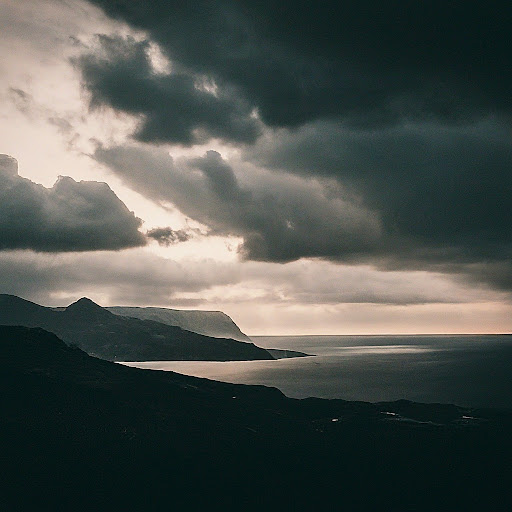 Ein Bild von dunklen Wolken, die sich über dem Meer auflösen.