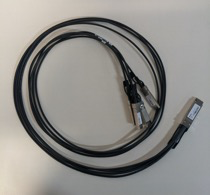 תמונה של כבל רשת מסוג QSFP+ ל-4xSFP+