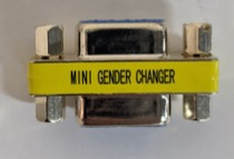 Foto de un adaptador de serie de clavija a conector