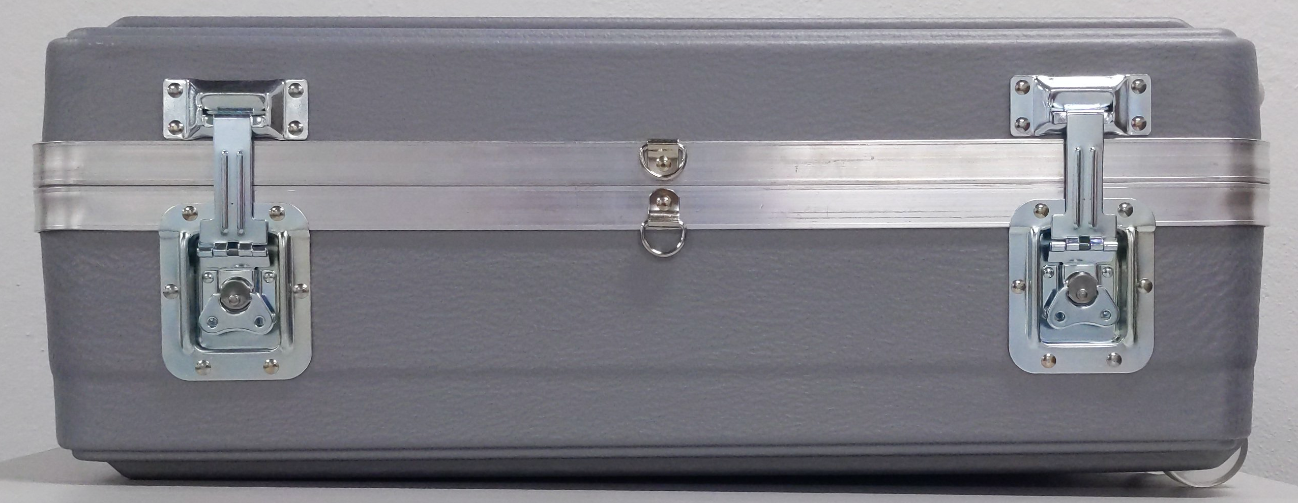 El estuche de envío está cerrado con seguro