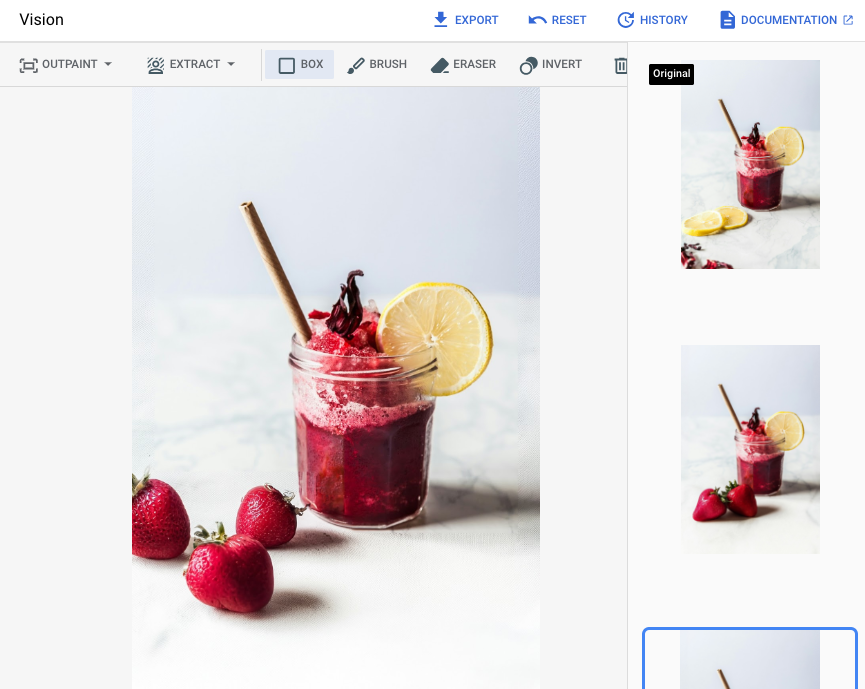 Capture d'écran d'une modification générée d'un bocal en verre contenant un liquide rouge. Sur cette capture d'écran, les tranches de citron qui se trouvaient au premier plan de l'image ont été remplacées par trois fraises juste à gauche du bocal.