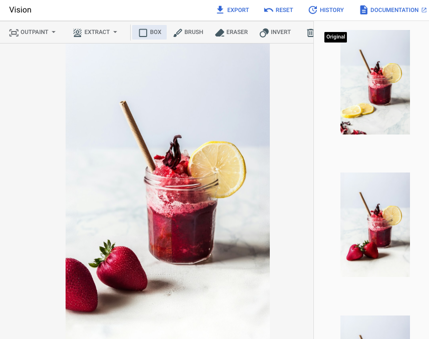 Capture d&#39;écran d&#39;une modification générée d&#39;un bocal en verre contenant un liquide rouge. Dans cette capture d&#39;écran, les tranches de citron qui se trouvaient auparavant au premier plan de l&#39;image sont remplacées par deux fraises, légèrement devant et à gauche du bocal.