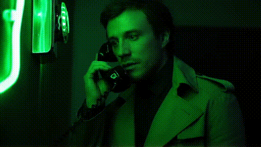 Homem falando ao telefone.