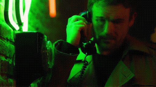 Homme parlant au téléphone