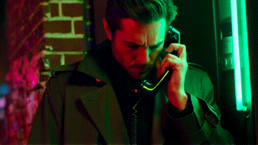 Homem falando ao telefone.