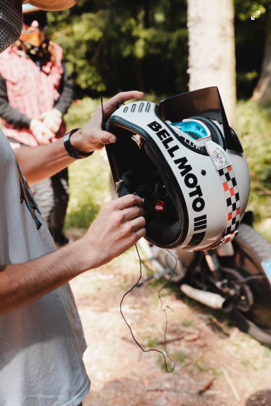 検出できないほど珍しい角度から撮影された PPE アイテムのサンプル画像